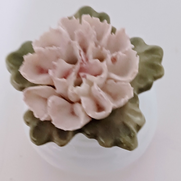 Aynsley Fine Bone China Salt and Pepper Set - Picture 3 of 4